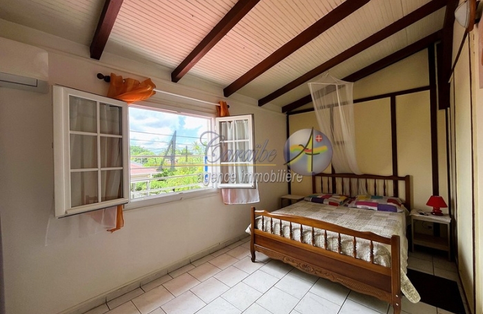 Grande maison avec un beau potentiel locatif - Emplacement stratégique