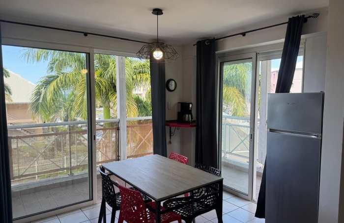 GOURBEYRE - MARINA DE RIVIERE SENS- Appartement T2 avec balcon d’angle   vue marina