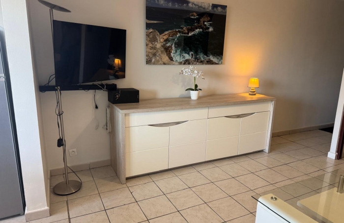 GOURBEYRE - MARINA DE RIVIERE SENS- Appartement T2 avec balcon d’angle   vue marina