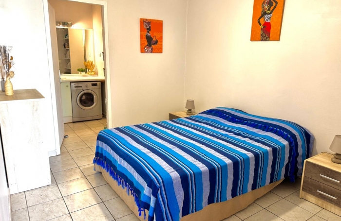 GOURBEYRE - MARINA DE RIVIERE SENS- Appartement T2 avec balcon d’angle   vue marina