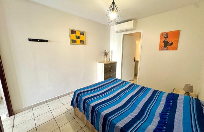 GOURBEYRE - MARINA DE RIVIERE SENS- Appartement T2 avec balcon d’angle   vue marina