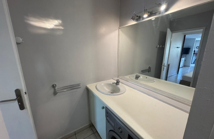 GOURBEYRE - MARINA DE RIVIERE SENS- Appartement T2 avec balcon d’angle   vue marina