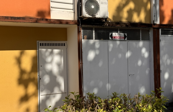 Aux Abymes, BOX de 12m2 à acheter dans une copropriété fermée et sécurisée