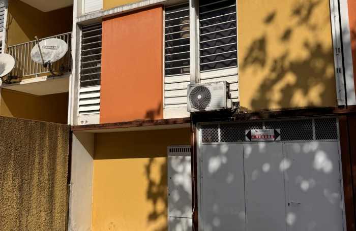 Aux Abymes, BOX de 12m2 à acheter dans une copropriété fermée et sécurisée