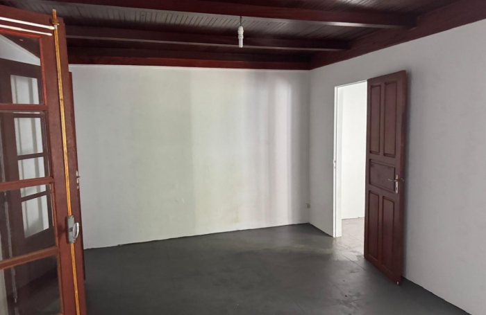 BASSE TERRE - maison de ville avec cour - idéal investisseur