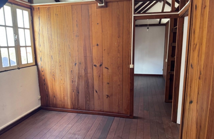 BASSE TERRE - maison de ville avec cour - idéal investisseur