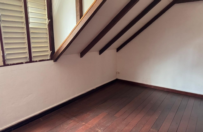 BASSE TERRE - maison de ville avec cour - idéal investisseur