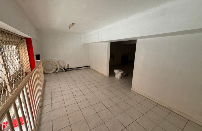 À SAISIR - Local commercial d'environ 71 m2 avec mezzanine - Emplacement stratégique