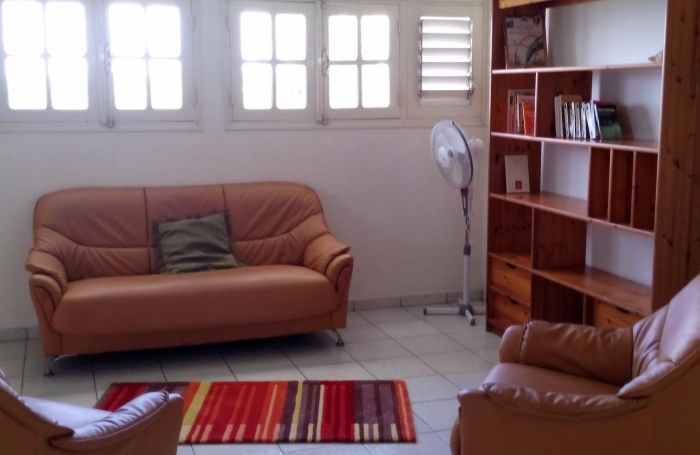 SPACIEUX HAUT DE VILLA MEUBLE F6  DANS PROPRIÉTÉ PRIVEE