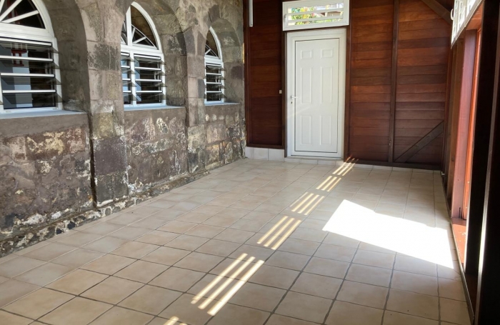 BAILLIF à louer   Maison duplex non meublée  2 chambres, environnement paisible