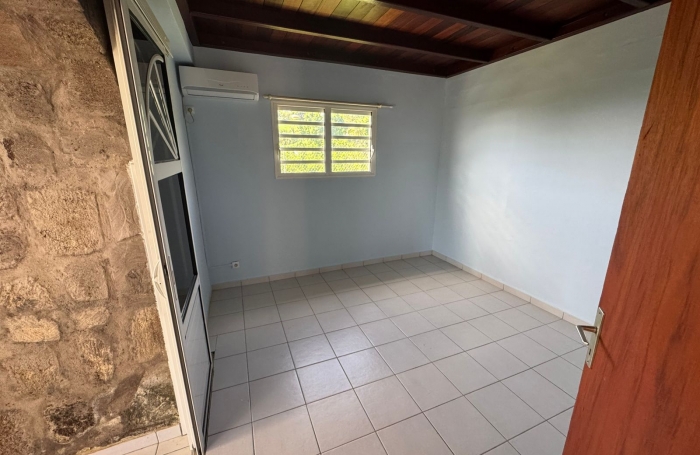 BAILLIF à louer   Maison duplex non meublée  2 chambres, environnement paisible