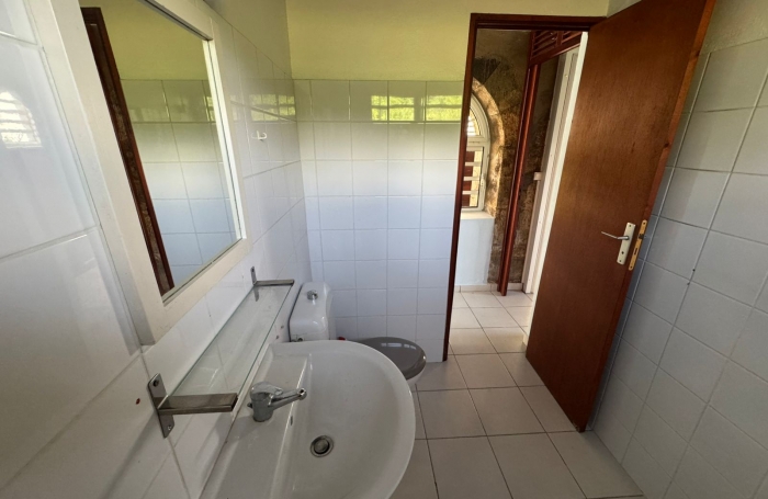 BAILLIF à louer   Maison duplex non meublée  2 chambres, environnement paisible