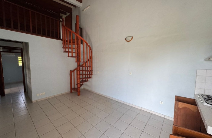 BAILLIF à louer   Maison duplex non meublée  2 chambres, environnement paisible