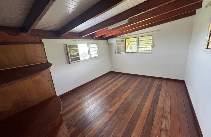 BAILLIF à louer   Maison duplex non meublée  2 chambres, environnement paisible