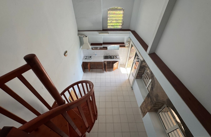 BAILLIF à louer   Maison duplex non meublée  2 chambres, environnement paisible