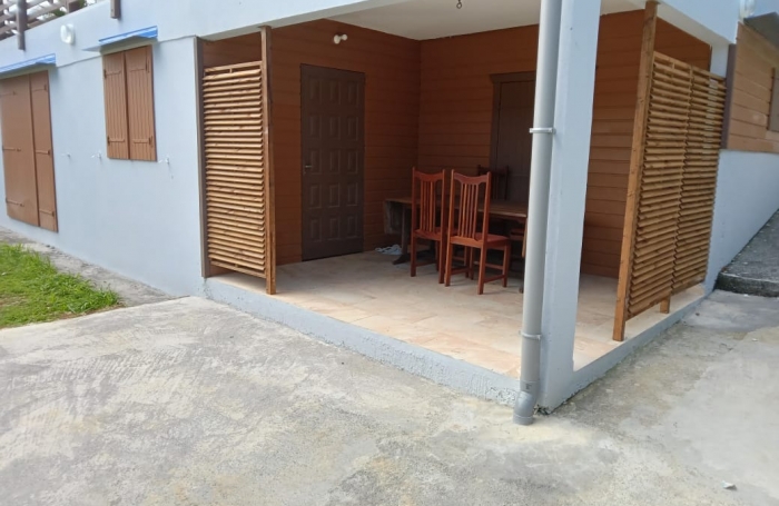 BEAU LOFT MEUBLE AVEC JARDINET