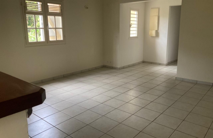 GOURBEYRE- maison individuelle T4 , terrasse et jardin clôturé