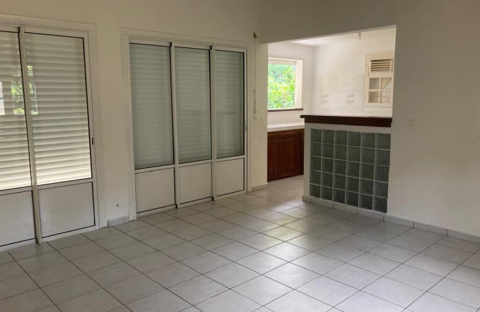 GOURBEYRE- maison individuelle T4 , terrasse et jardin clôturé