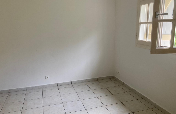 GOURBEYRE- maison individuelle T4 , terrasse et jardin clôturé