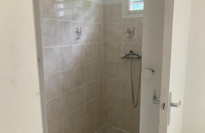 GOURBEYRE- maison individuelle T4 , terrasse et jardin clôturé