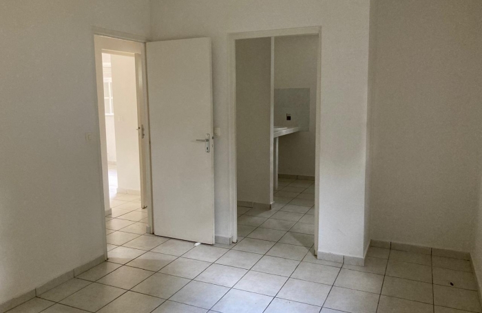 GOURBEYRE- maison individuelle T4 , terrasse et jardin clôturé