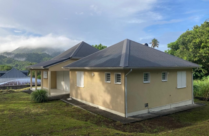 GOURBEYRE- maison individuelle T4 , terrasse et jardin clôturé