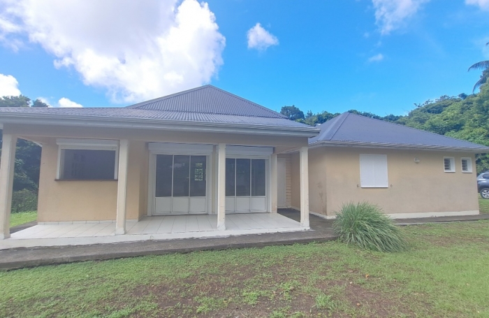GOURBEYRE- maison individuelle T4 , terrasse et jardin clôturé