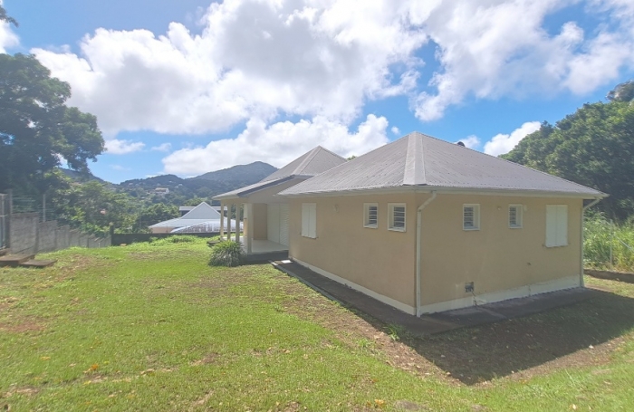 GOURBEYRE- maison individuelle T4 , terrasse et jardin clôturé