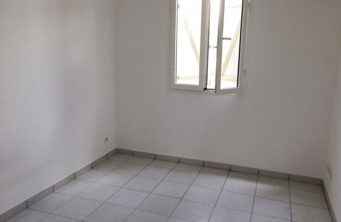 3 pi&egrave;ces 57.37 m2 BAIE-MAHAULT Moudong Sud, T3 RDC