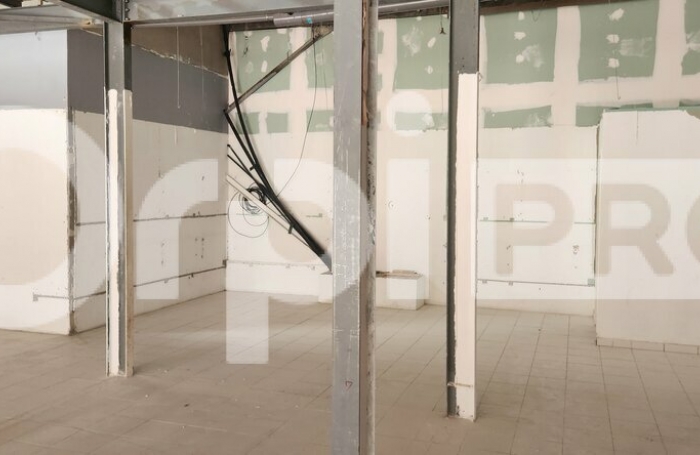 Orpi Boutarel vous propose de louer un entrepôt au centre de Jarry