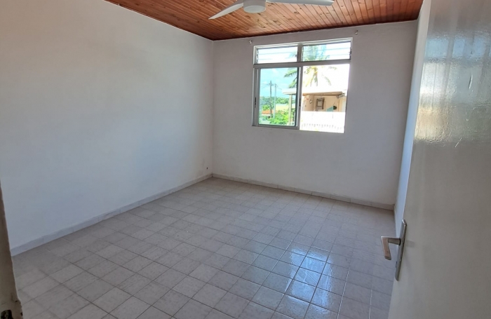 RARE - IMMEUBLE DE RAPPORT DANS LE CENTRE DU GOSIER