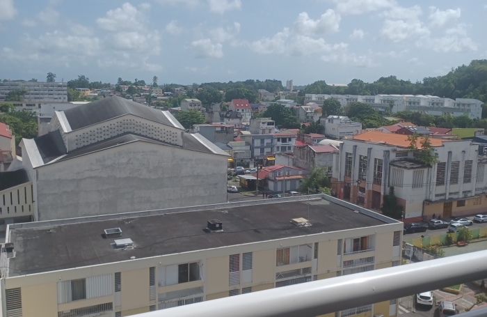 POINTE.A.PITRE  :  APP T4 AVEC VUE DEGAGEE