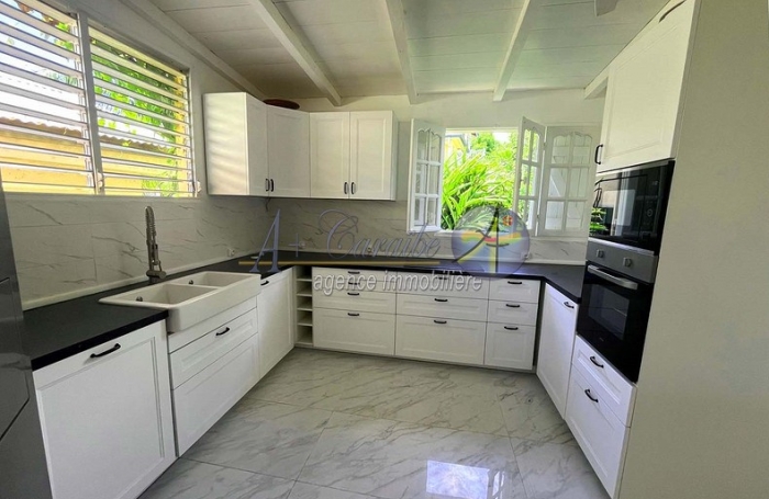 Maison familiale d'architecture créole sur deux niveaux - Trois logements indépendants