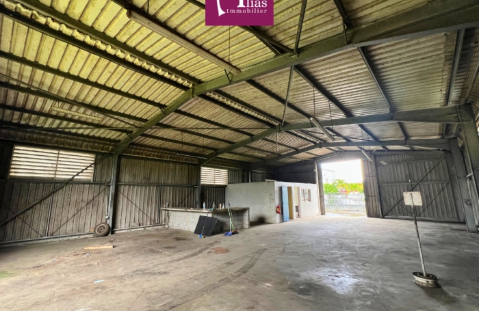 &Agrave; louer - D&eacute;p&ocirc;t 250m2 sur terrain de 1200m2 - ZAC de Nolivier - Sainte-Rose