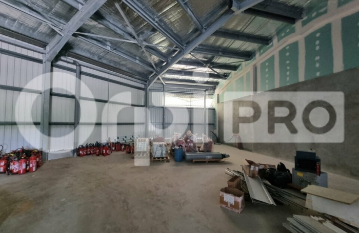 Louez un entrep&ocirc;t au centre de petit-m&eacute;rou avec Orpi Boutarel.