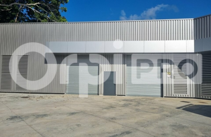 Louez un entrep&ocirc;t au centre de petit-m&eacute;rou avec Orpi Boutarel.