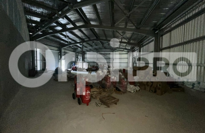 Louez un entrep&ocirc;t au centre de petit-m&eacute;rou avec Orpi Boutarel.