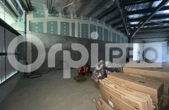 Louez un entrep&ocirc;t au centre de petit-m&eacute;rou avec Orpi Boutarel.