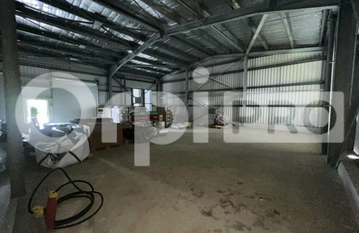 Louez un entrep&ocirc;t au centre de petit-m&eacute;rou avec Orpi Boutarel.