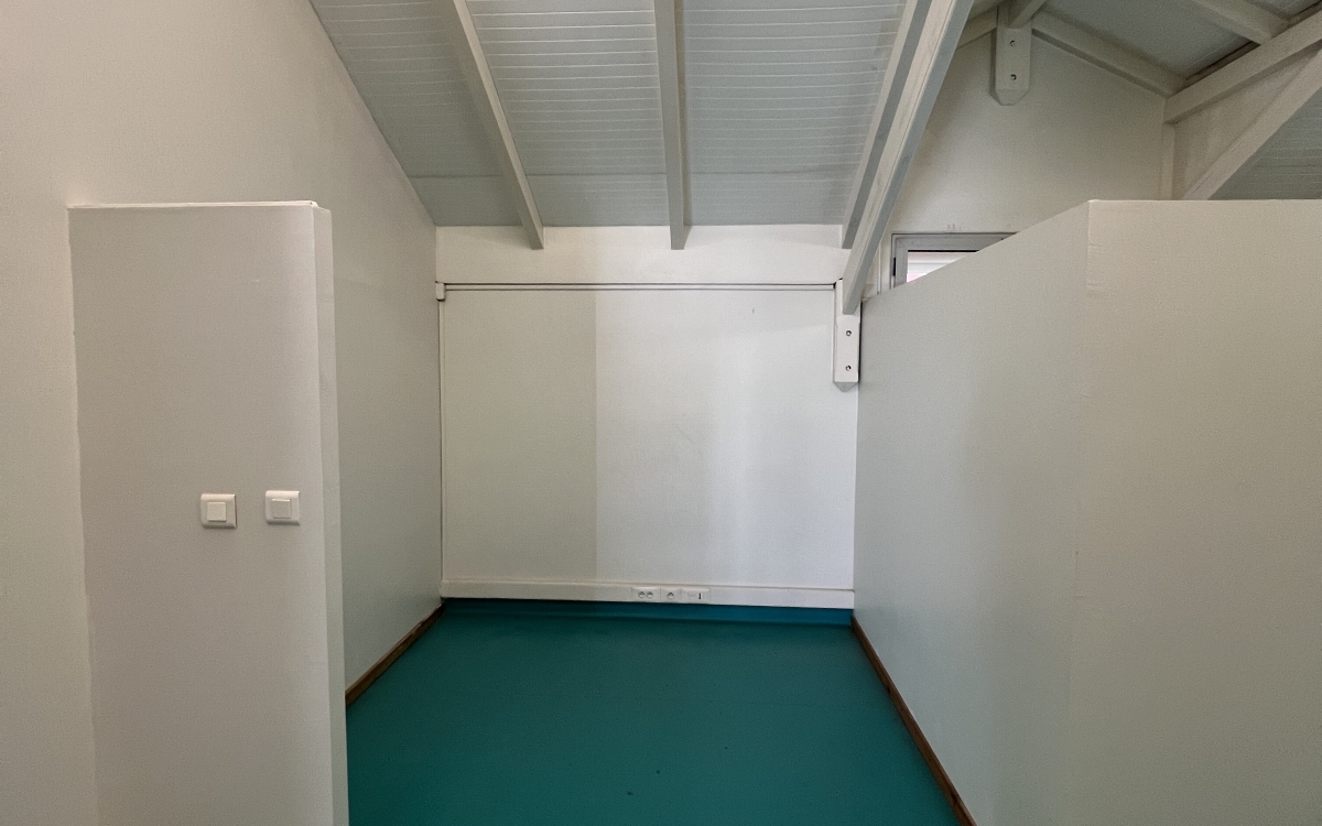 Local professionnel au 3ᵉ &eacute;tage avec ascenseur