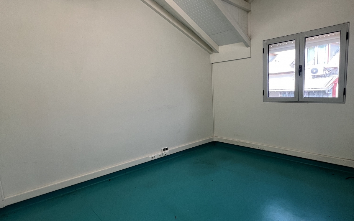 Local professionnel au 3ᵉ &eacute;tage avec ascenseur