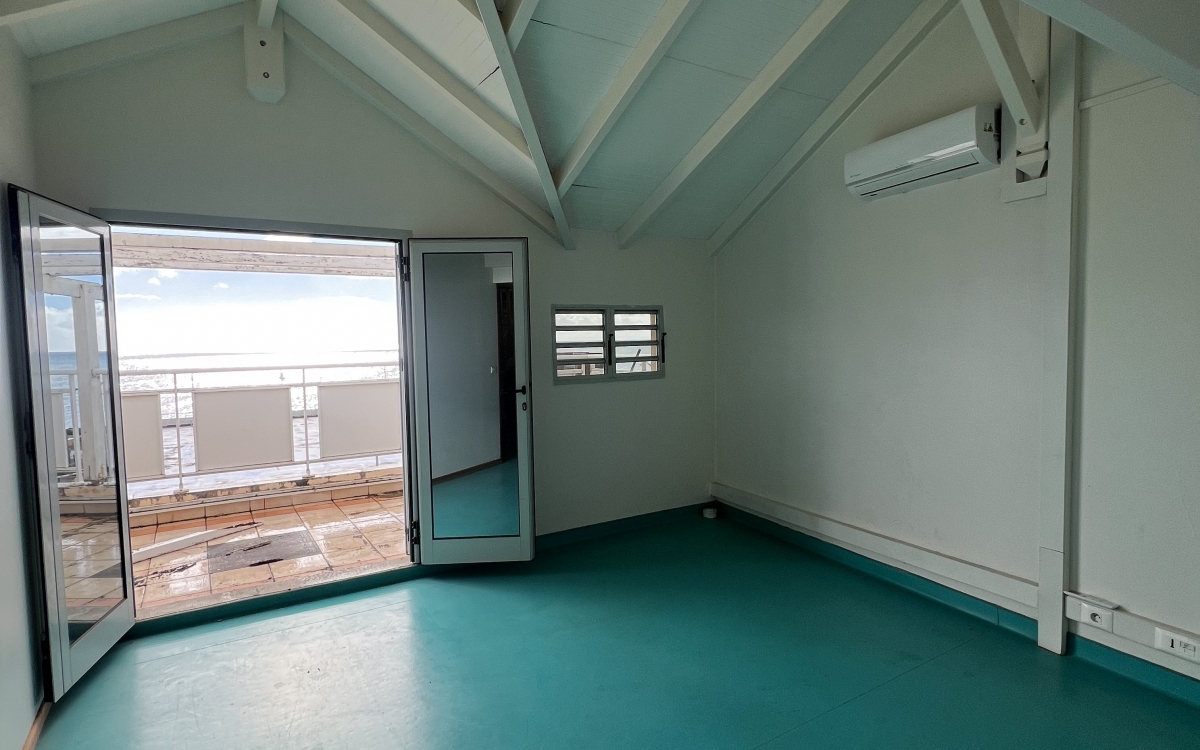 Local professionnel au 3ᵉ &eacute;tage avec ascenseur