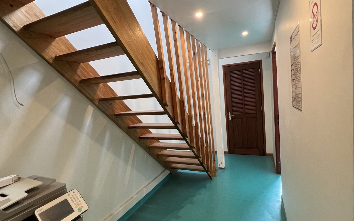 Local professionnel au 3ᵉ &eacute;tage avec ascenseur