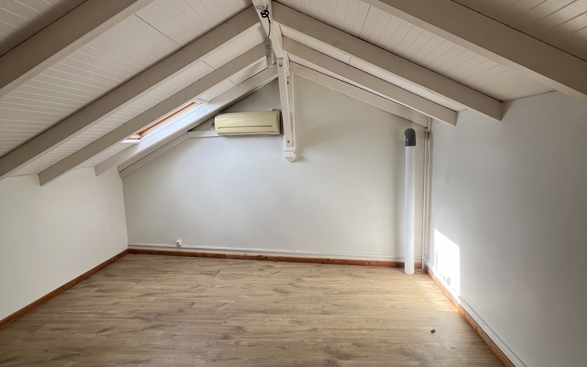 Local professionnel au 3ᵉ &eacute;tage avec ascenseur