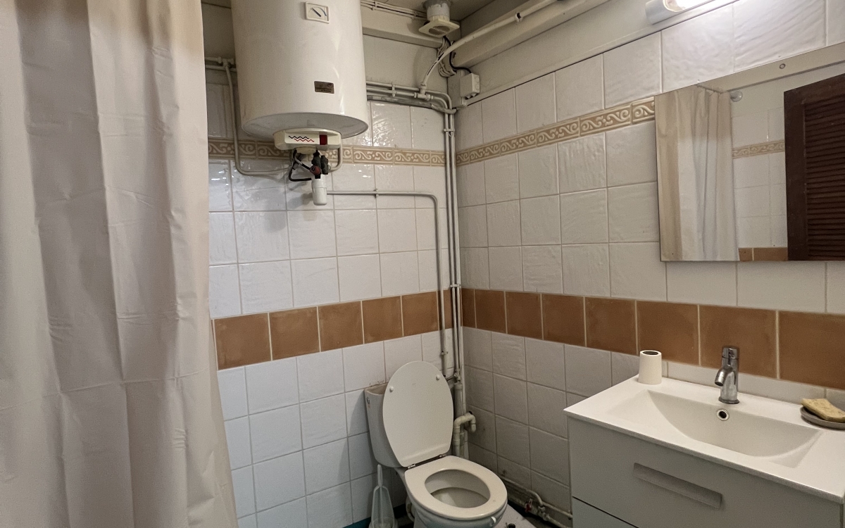 Local professionnel au 3ᵉ &eacute;tage avec ascenseur