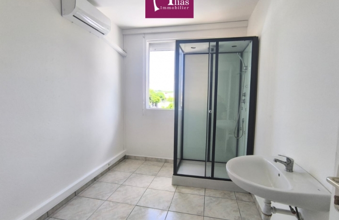 Location Local commercial 97122