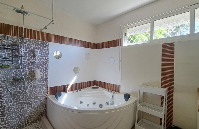 Villa familiale spacieuse avec grand jardin et vue mer.