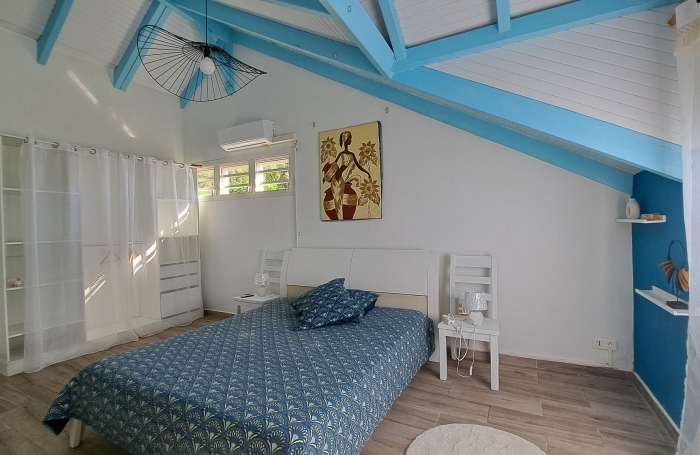 Villa familiale spacieuse avec grand jardin et vue mer.