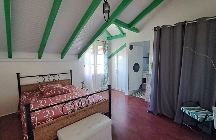 Villa familiale spacieuse avec grand jardin et vue mer.