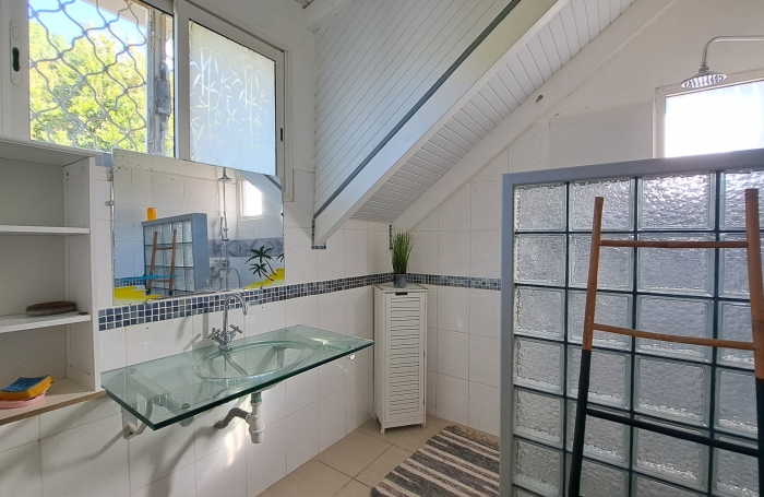 Villa familiale spacieuse avec grand jardin et vue mer.